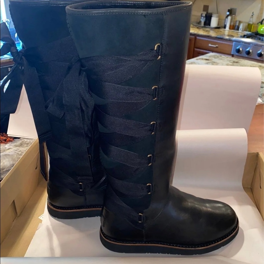 UGG RARE FIND Augustine Black Ribbon